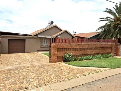 3 Bedroom House For Sale in Ennerdale, Johannesburg - 7lcg.webp