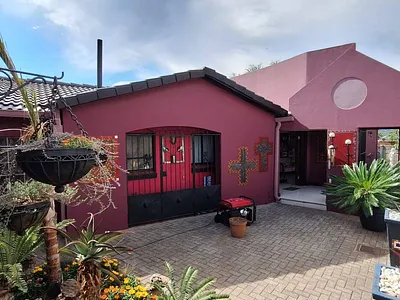 4 Bedroom House For Sale in Johannesburg - hCdg.webp