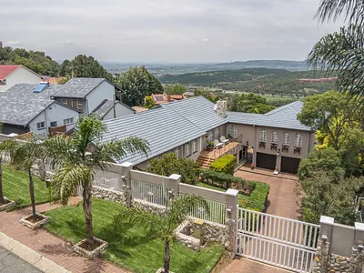5 Bedroom House For Sale in Johannesburg - isWi.webp