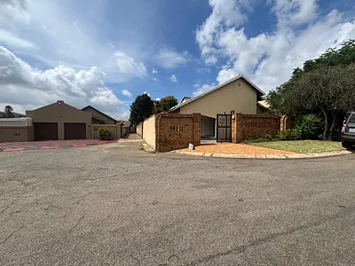 4 Bedroom House For Sale in Diepkloof - DHqX.webp