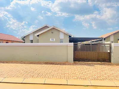 3 Bedroom House For Sale in Soweto - zIOc.webp